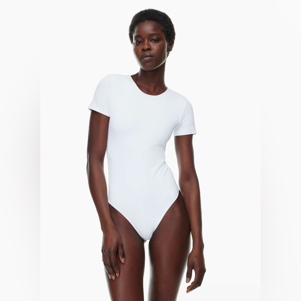 Aritzia | Contour Crew Shortsleeve Bodysuit